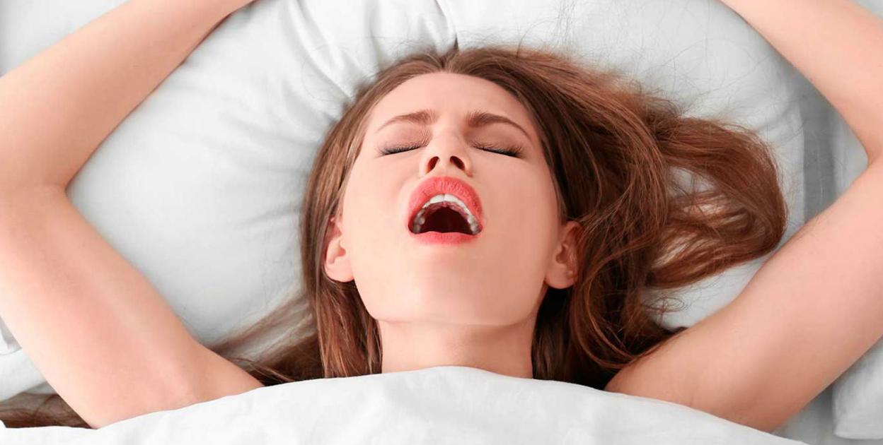 Женщина испытала оргазм с кабачком в постели частное порно